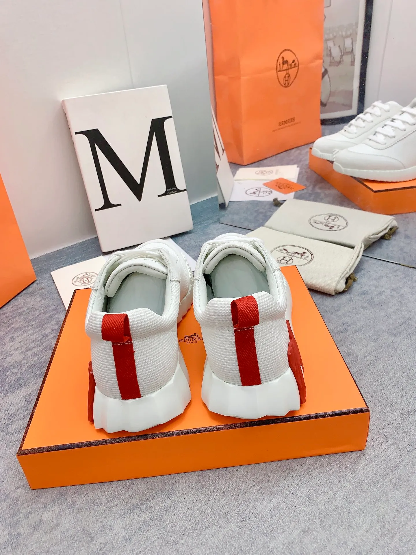 👟👟Ex-factory price 640👟👟 [Hermes] New Bouncing Couple 👫Sneakers. The most comfortable shoes from Hermès, no one else⃣️. They are very light on the feet and very beautiful. You will not feel tired when you go shopping and running around. 👍 The overall suede leather feels very good, very beautiful and very versatile. It is very light, comfortable and extremely light, suitable for both sports and leisure. It feels great to step on! 30+ men's and women's color combinations. You can choose, there will always be what you want~ ✅Fabric: Imported high mercerized sheep + original rain velvet ✅Inner: Imported silk sheepskin for lining insole ✅Outsole: Seamless combination of IP+TPU (multi-color letters) German technology irradiation machine ✅Code number: 35-41 for women and 38-46 for men (41 for women, 45.46 for men, customized and non-returnable)